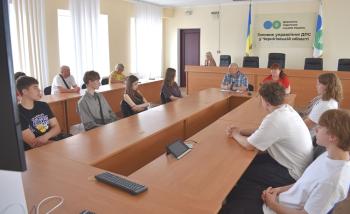 Випускників 2026 року привітали у податковій 