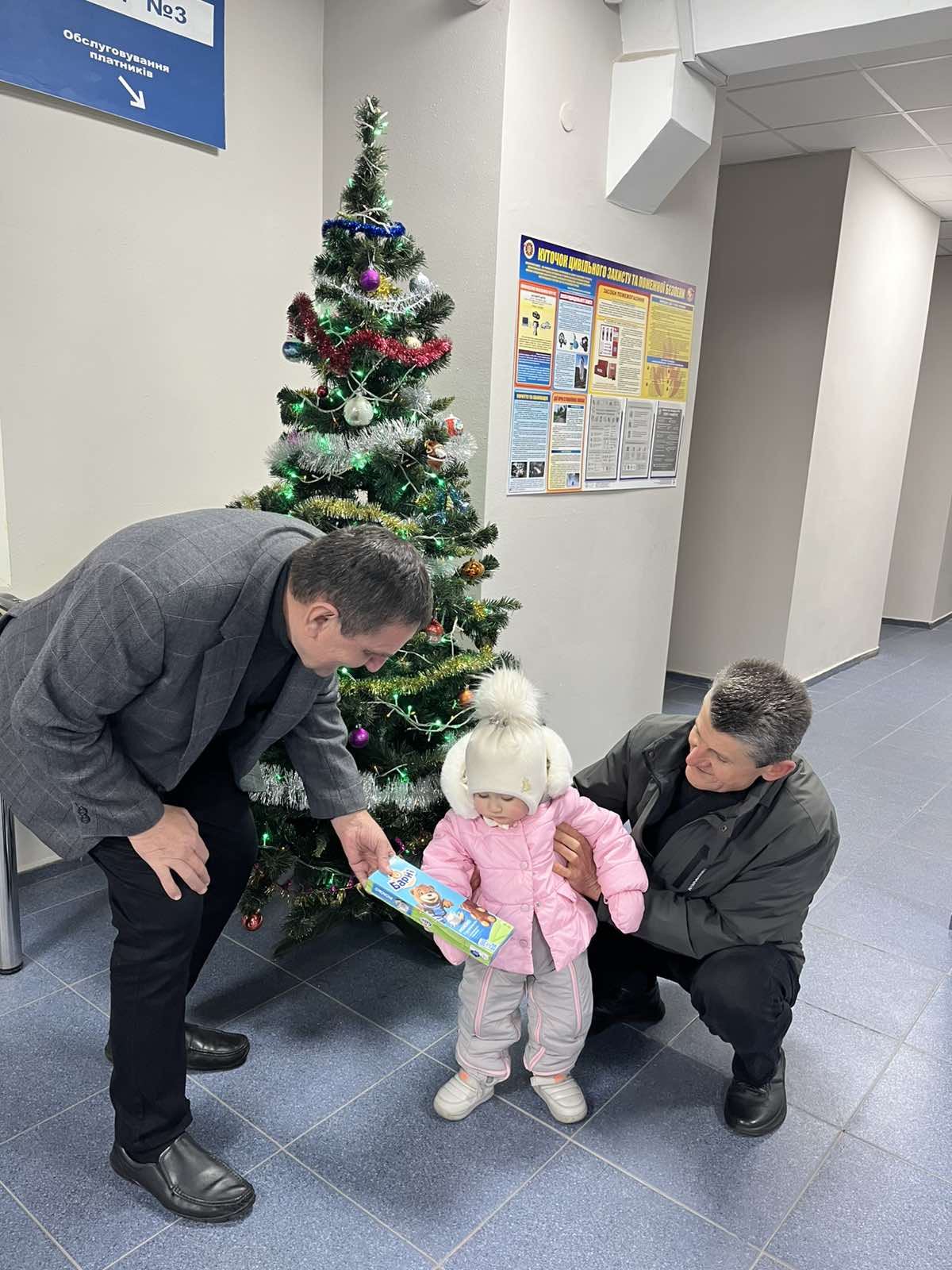 Напередодні  Дня Святого Миколая податківці Чернігівщини привітали дітей . Фото № 6/5