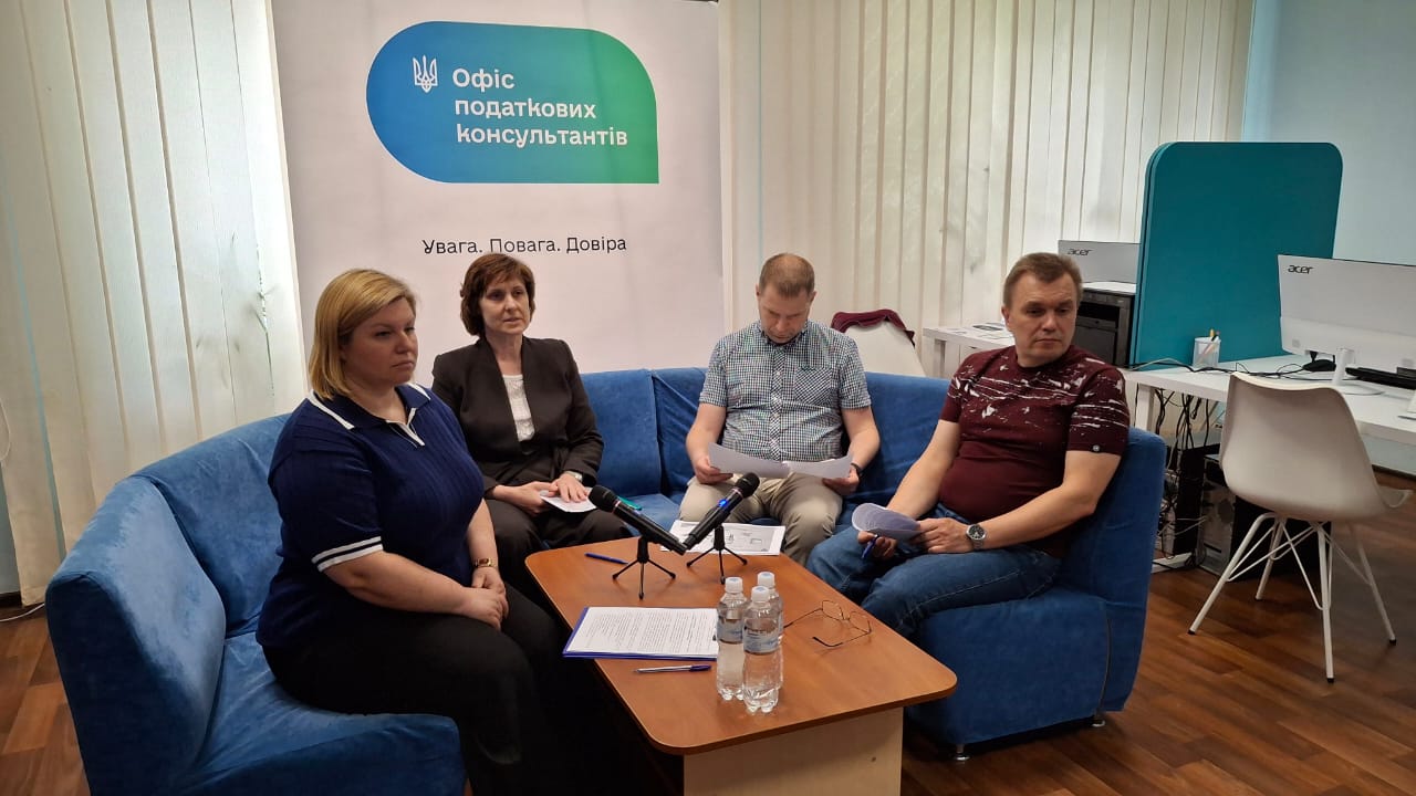 На базі Офісу податкових консультантів Головного управління ДПС у Чернігівській області відбувся інформаційний захід з питань відображення кодів згідно з УКТ ЗЕД у фіскальних чеках. Фото № 4/3