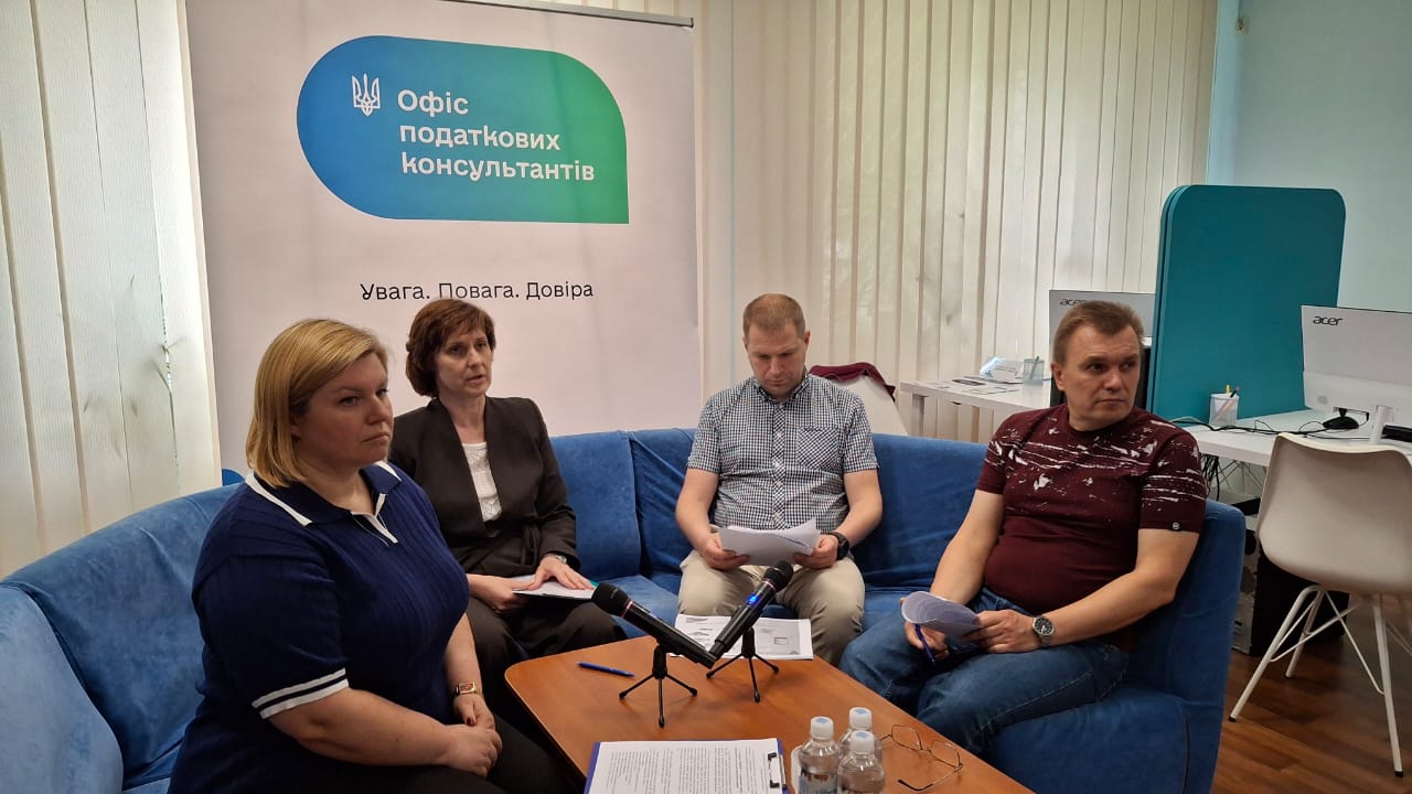 На базі Офісу податкових консультантів Головного управління ДПС у Чернігівській області відбувся інформаційний захід з питань відображення кодів згідно з УКТ ЗЕД у фіскальних чеках. Фото № 5/4