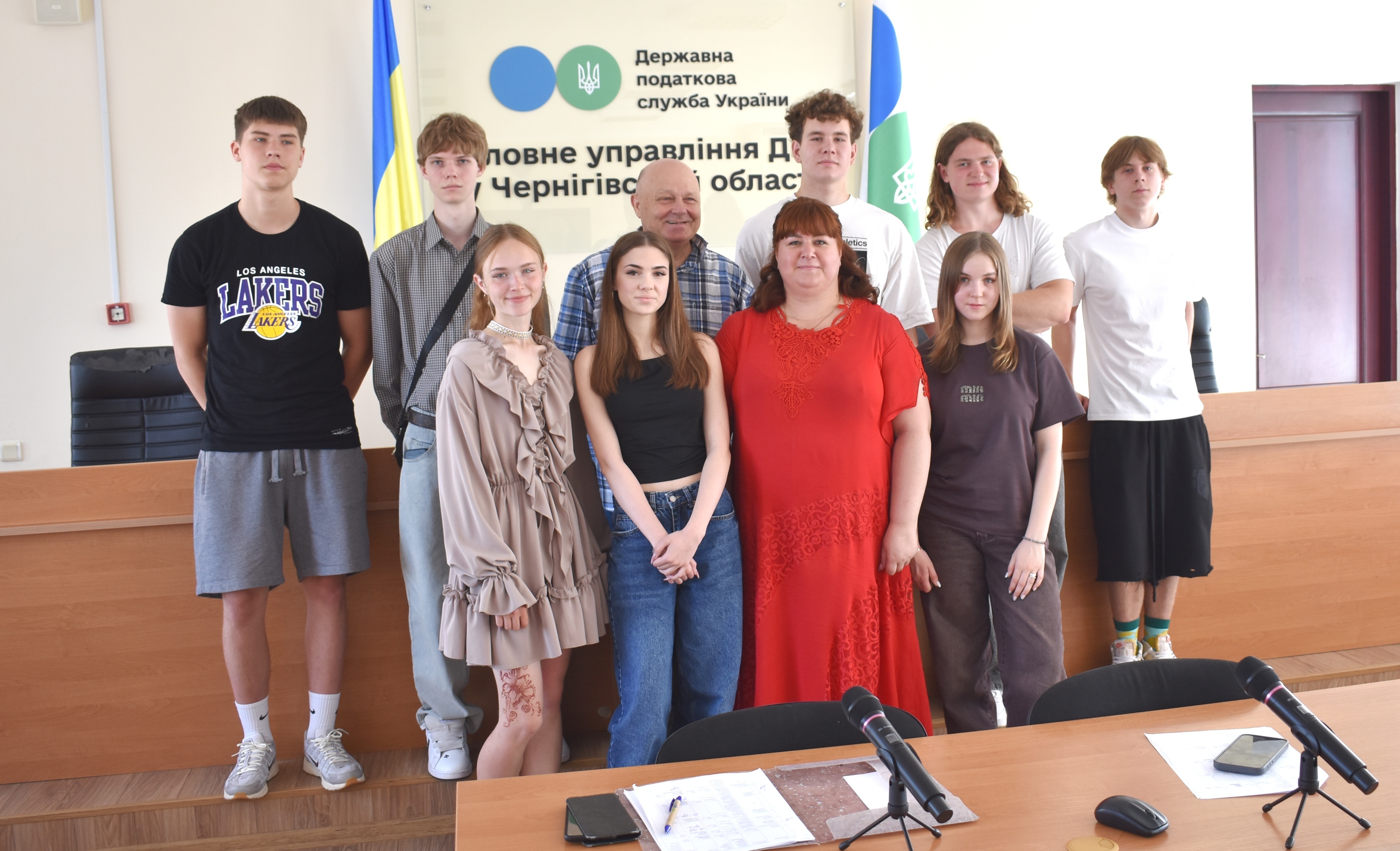 Випускників 2026 року привітали у податковій . Фото № 7/6