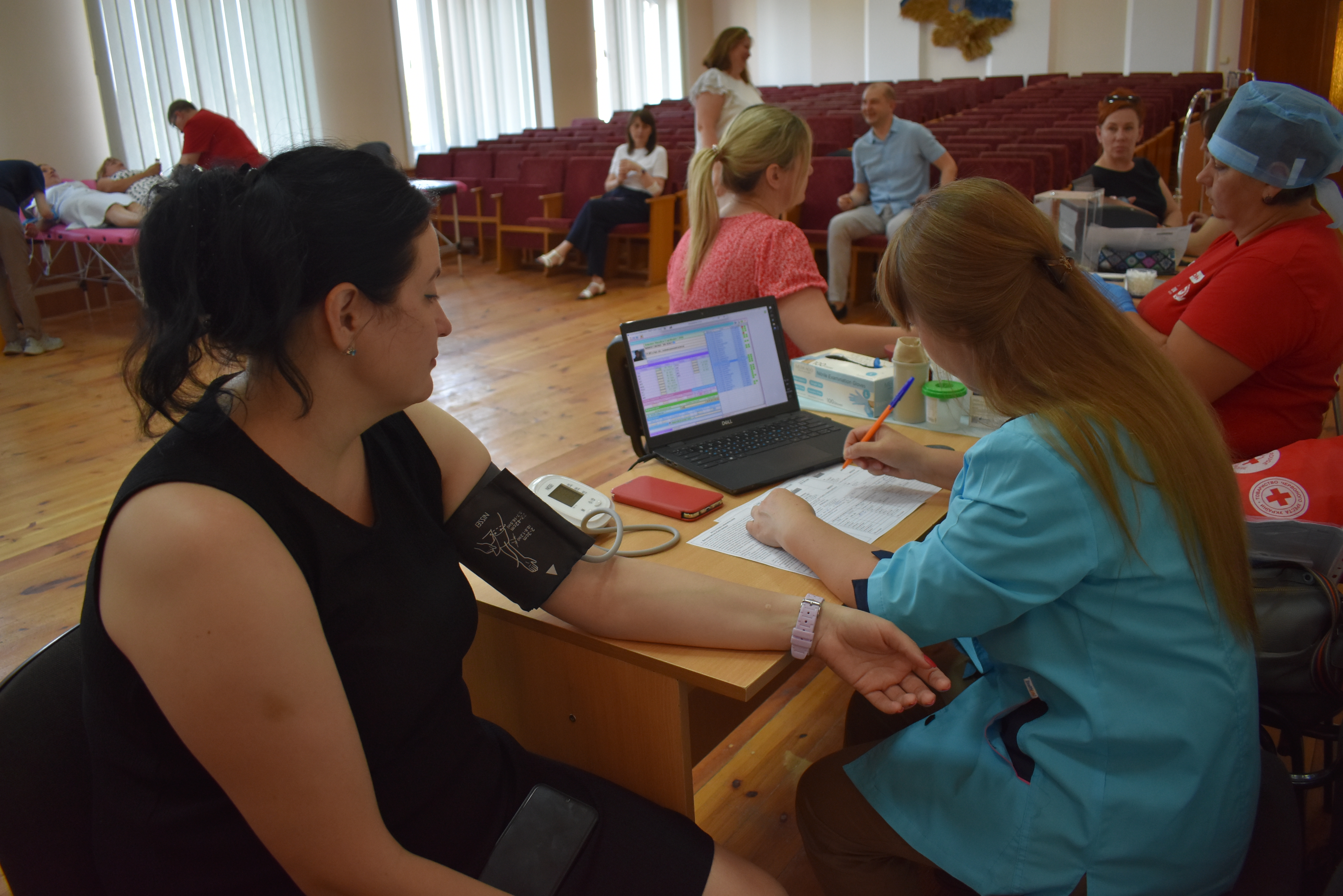 Крапля крові рятує життя: у переддень професійного свята податківці Чернігівщини долучились до донорства . Фото № 3/2