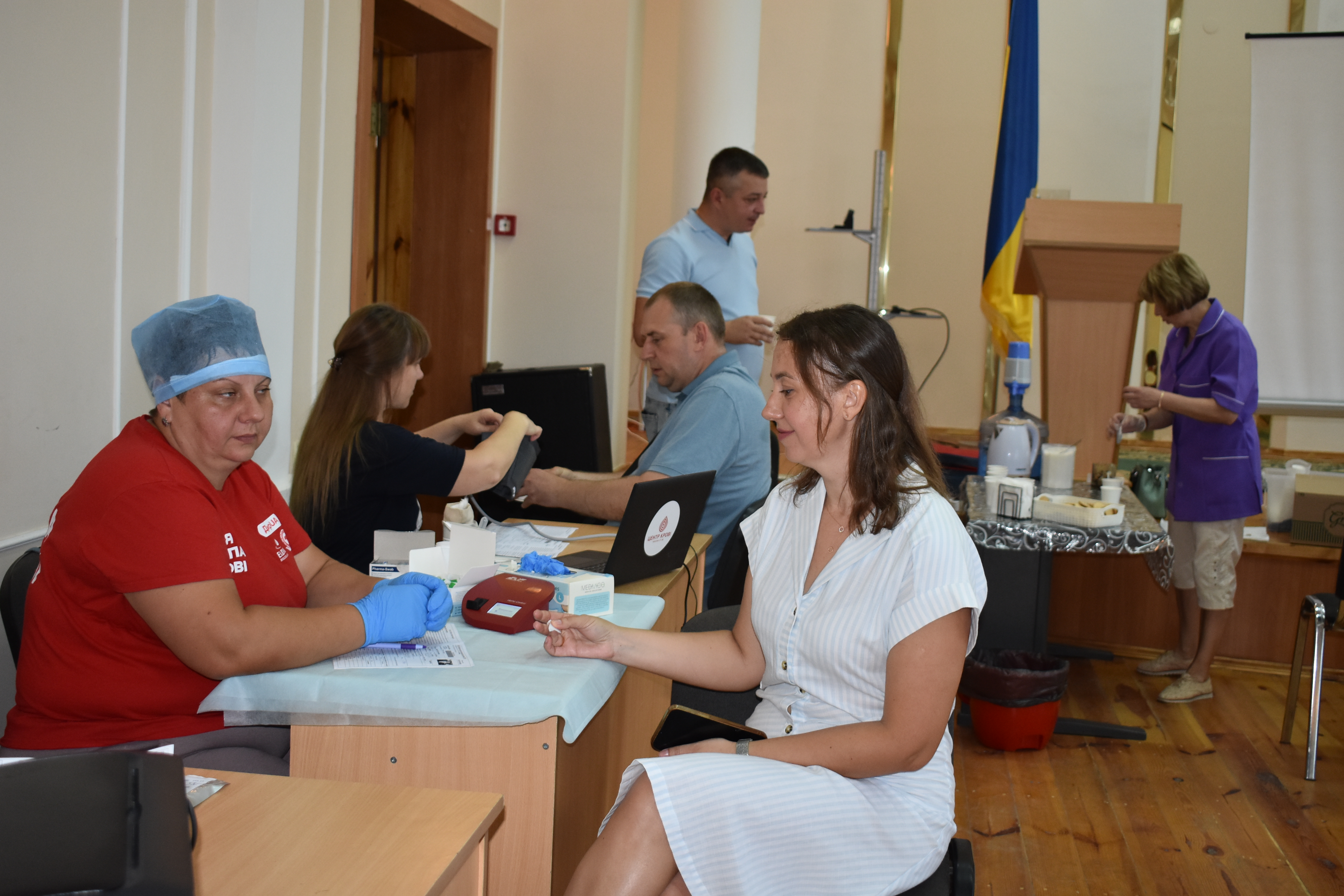 Крапля крові рятує життя: у переддень професійного свята податківці Чернігівщини долучились до донорства . Фото № 8/7