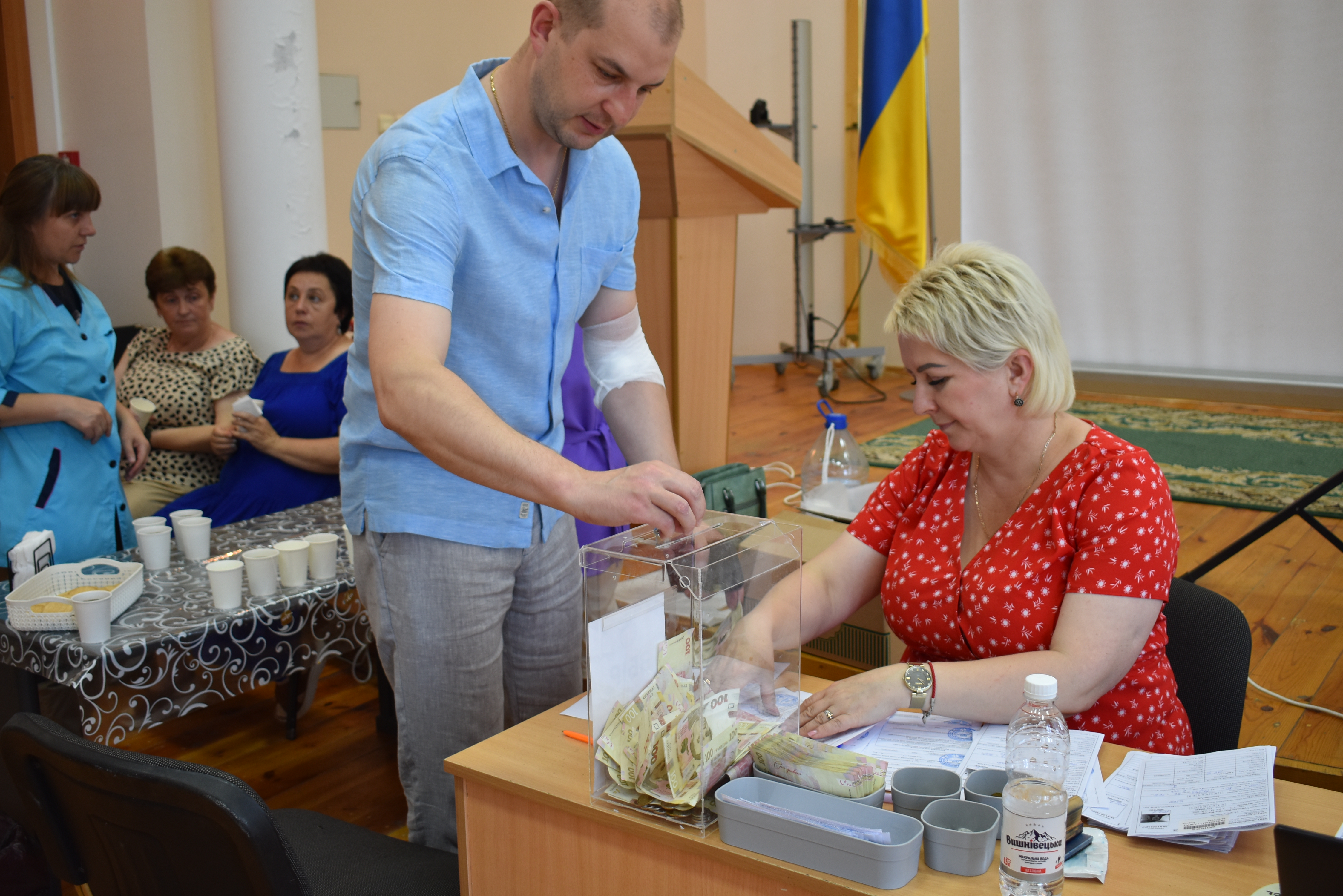 Крапля крові рятує життя: у переддень професійного свята податківці Чернігівщини долучились до донорства . Фото № 18/17