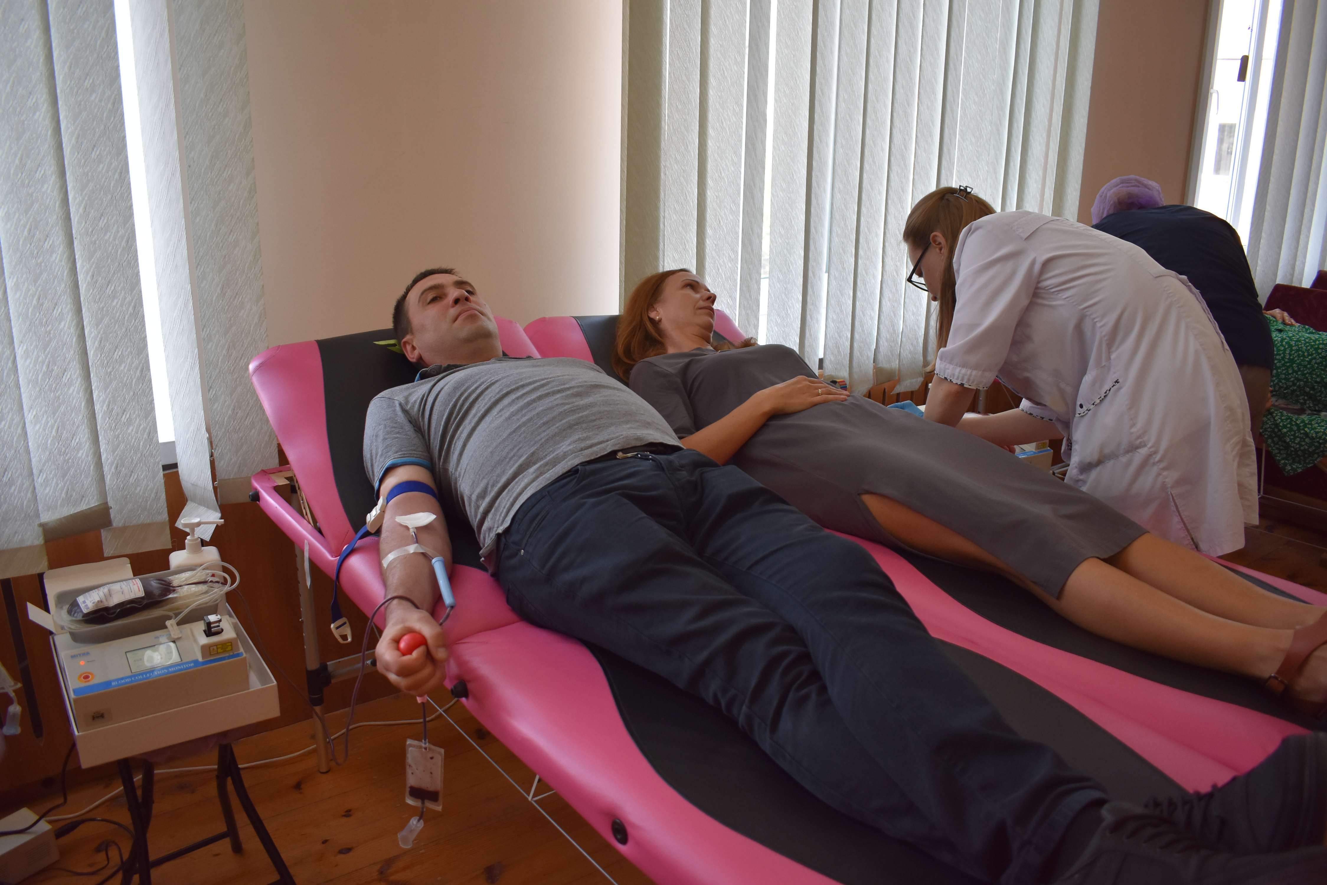 Крапля крові рятує життя: у переддень професійного свята податківці Чернігівщини долучились до донорства . Фото № 25/24
