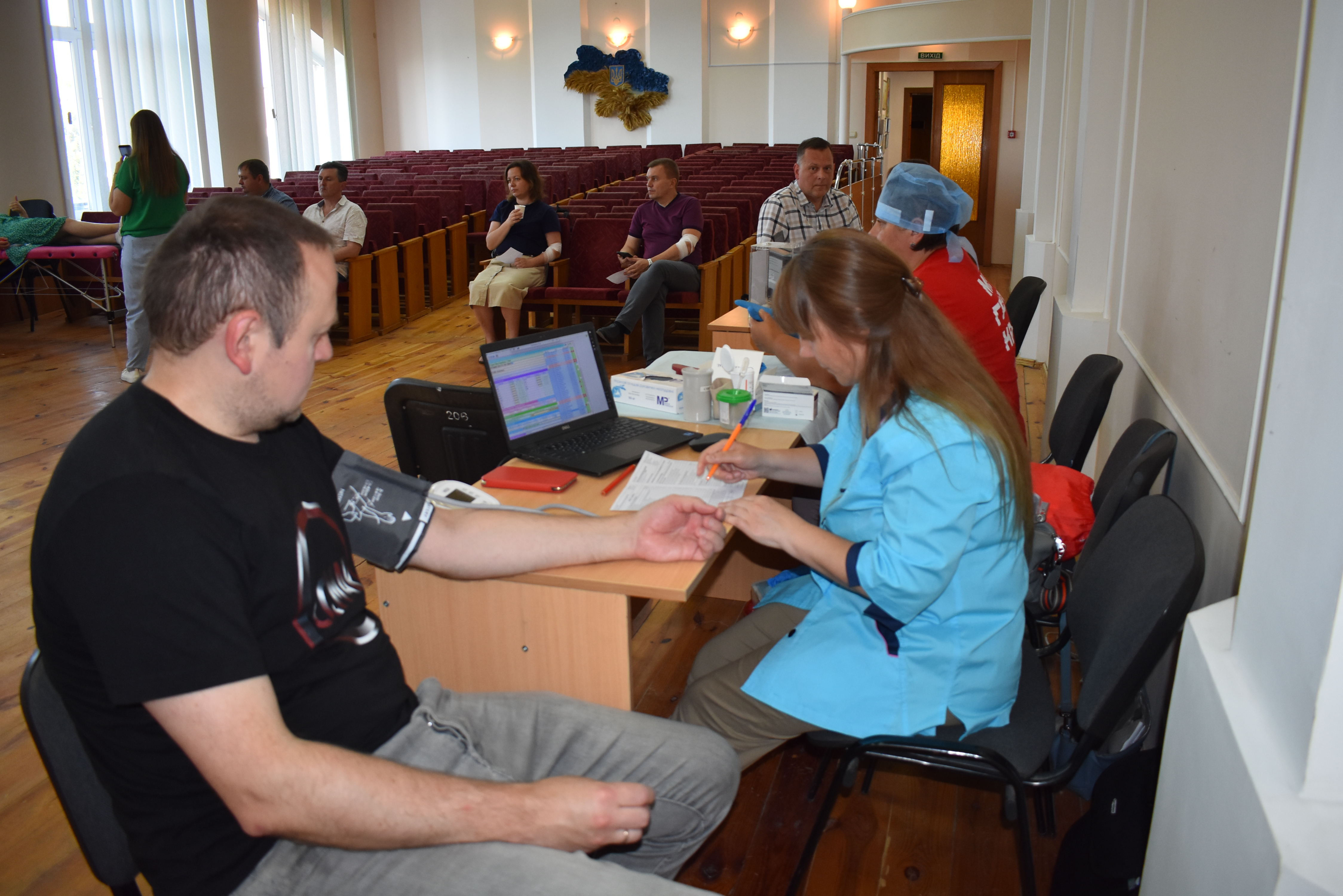 Крапля крові рятує життя: у переддень професійного свята податківці Чернігівщини долучились до донорства . Фото № 27/26
