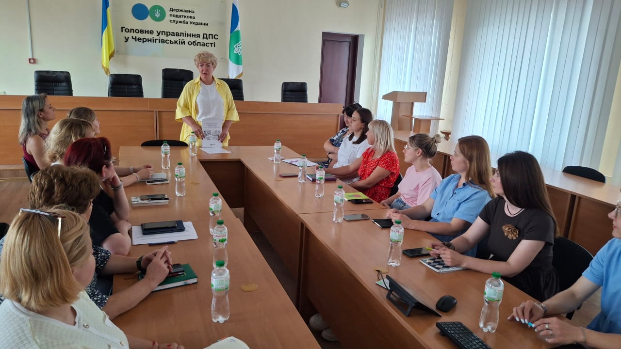 Працівники ГУ ДПС у Чернігівській області проходять тренінг "Важливі навички в період стресу". Фото № 3/2
