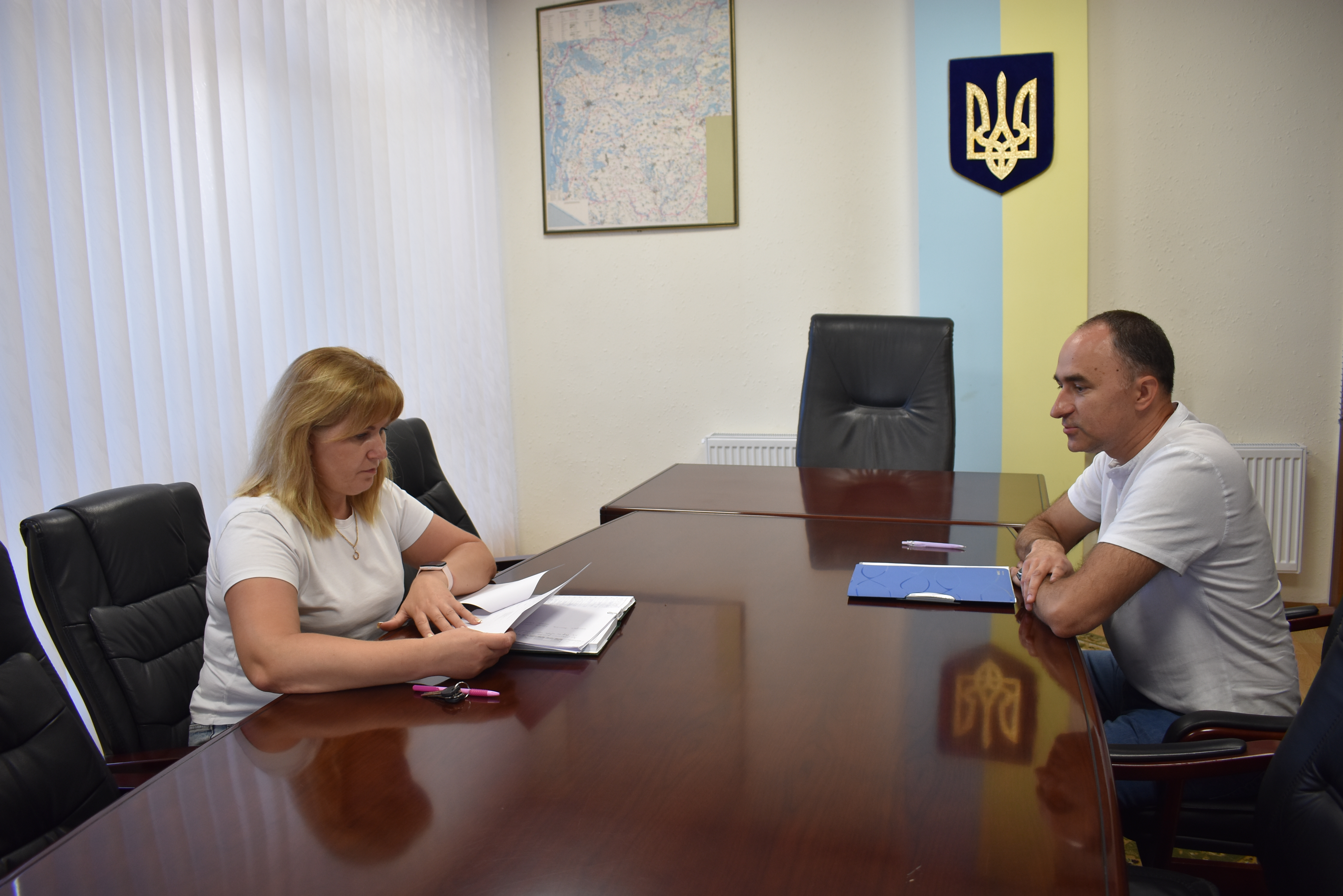 "Щодо зупинки реєстрації податкових накладних" - тема зустрічі начальника управління з питань виявлення та опрацювання податкових ризиків Валентини Лось з представником бізнесу. Фото № 1/0