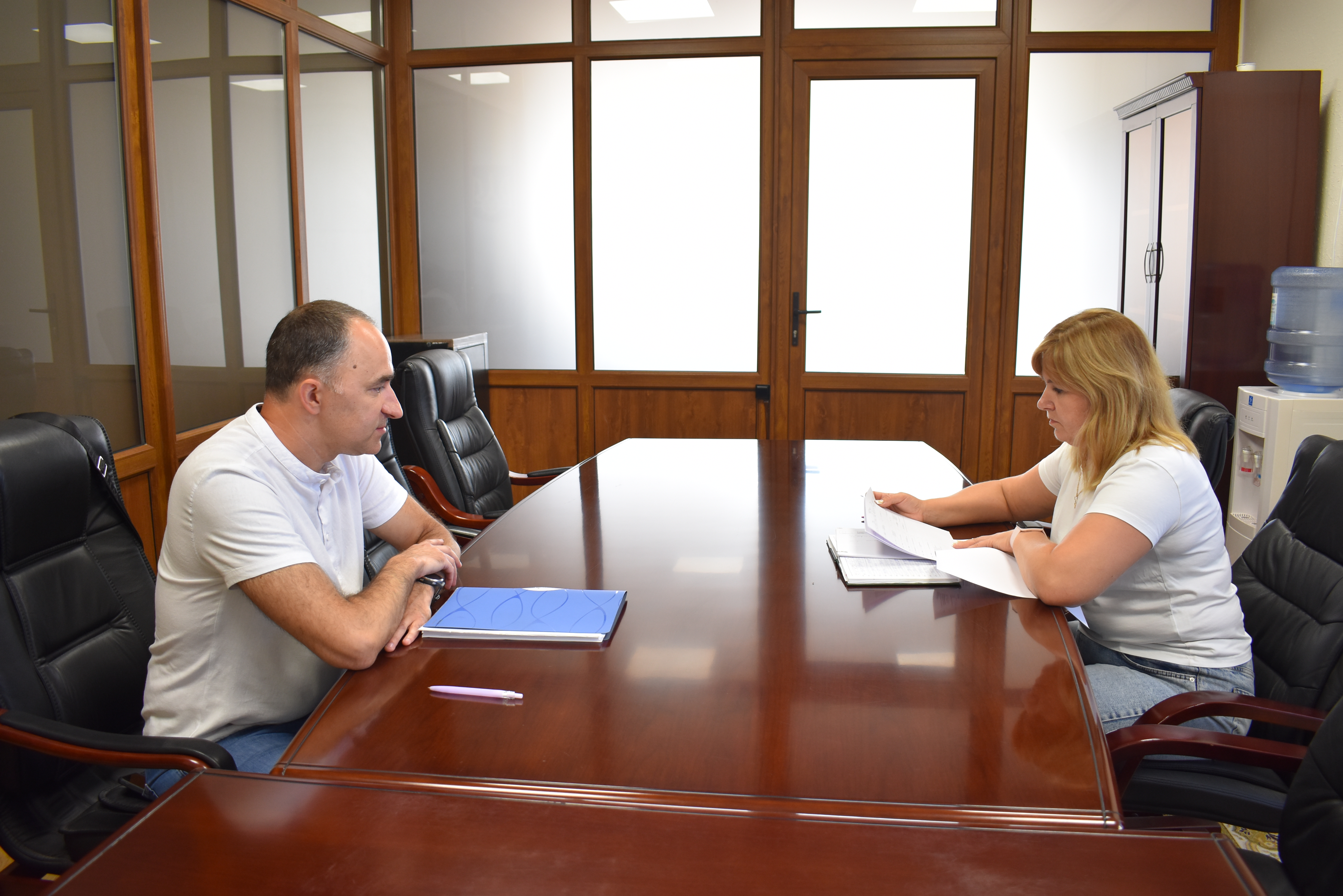 "Щодо зупинки реєстрації податкових накладних" - тема зустрічі начальника управління з питань виявлення та опрацювання податкових ризиків Валентини Лось з представником бізнесу. Фото № 2/1