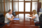 "Щодо зупинки реєстрації податкових накладних" - тема зустрічі начальника управління з питань виявлення та опрацювання податкових ризиків Валентини Лось з представником бізнесу. Фото № 2/1