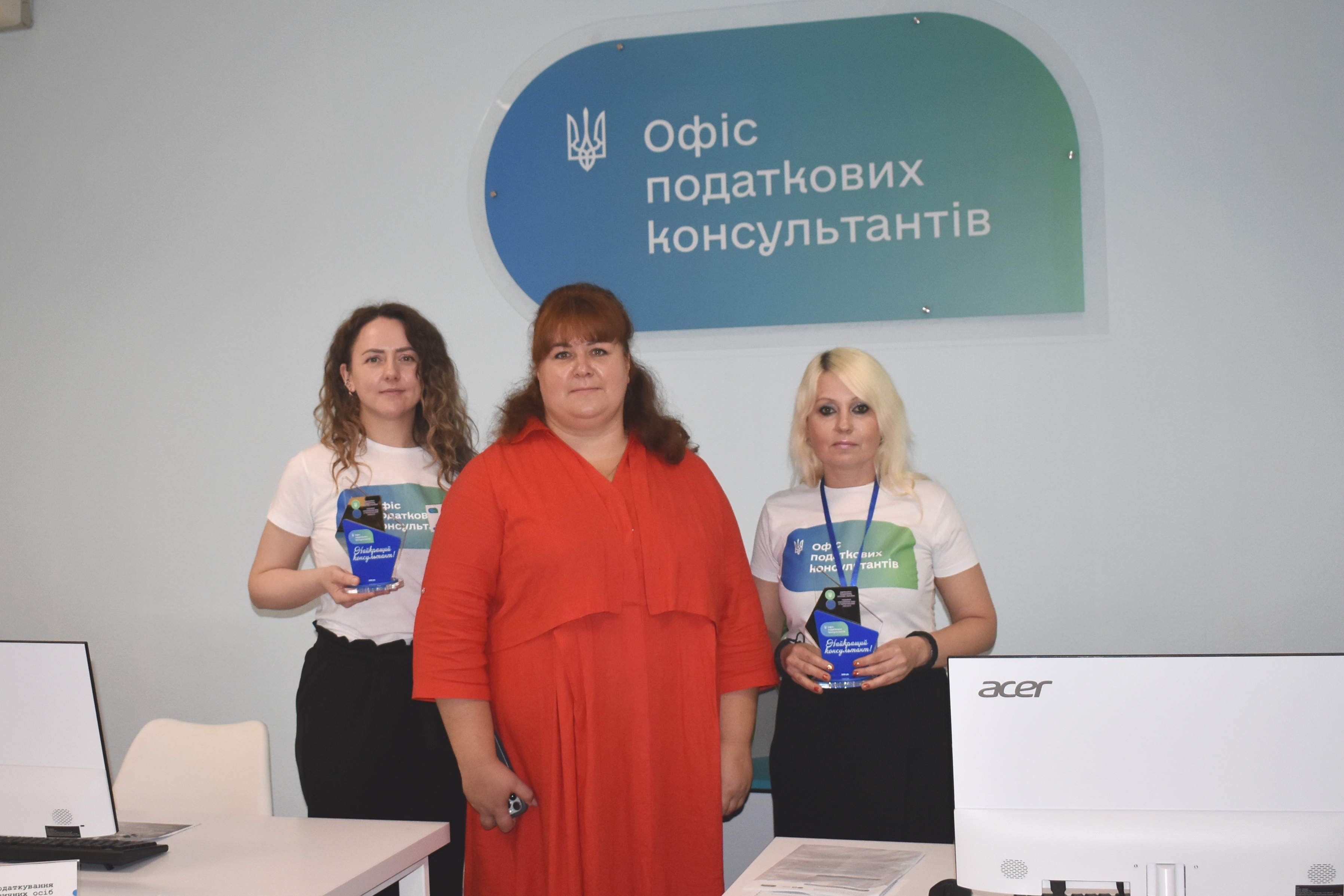 За оцінками платників податків м. Чернігова податкові консультанти  отримали відзнаки «Найкращий консультант». Фото № 1/0