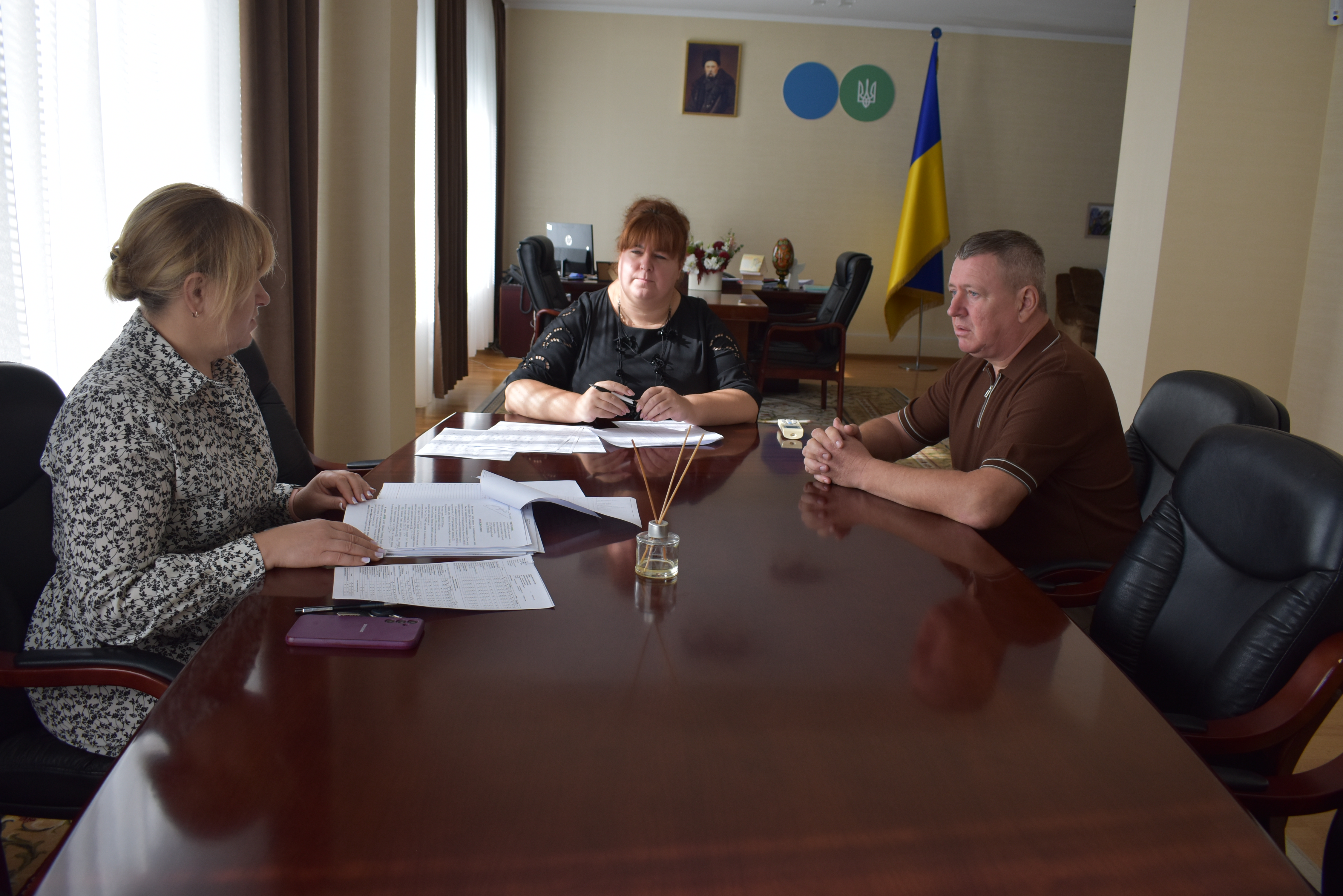 В. о. начальника Головного управління ДПС у Чернігівській області Тетяна Рубан провела зустріч із підприємцем щоб запобігти ризикам у господарській діяльності. Фото № 3/2