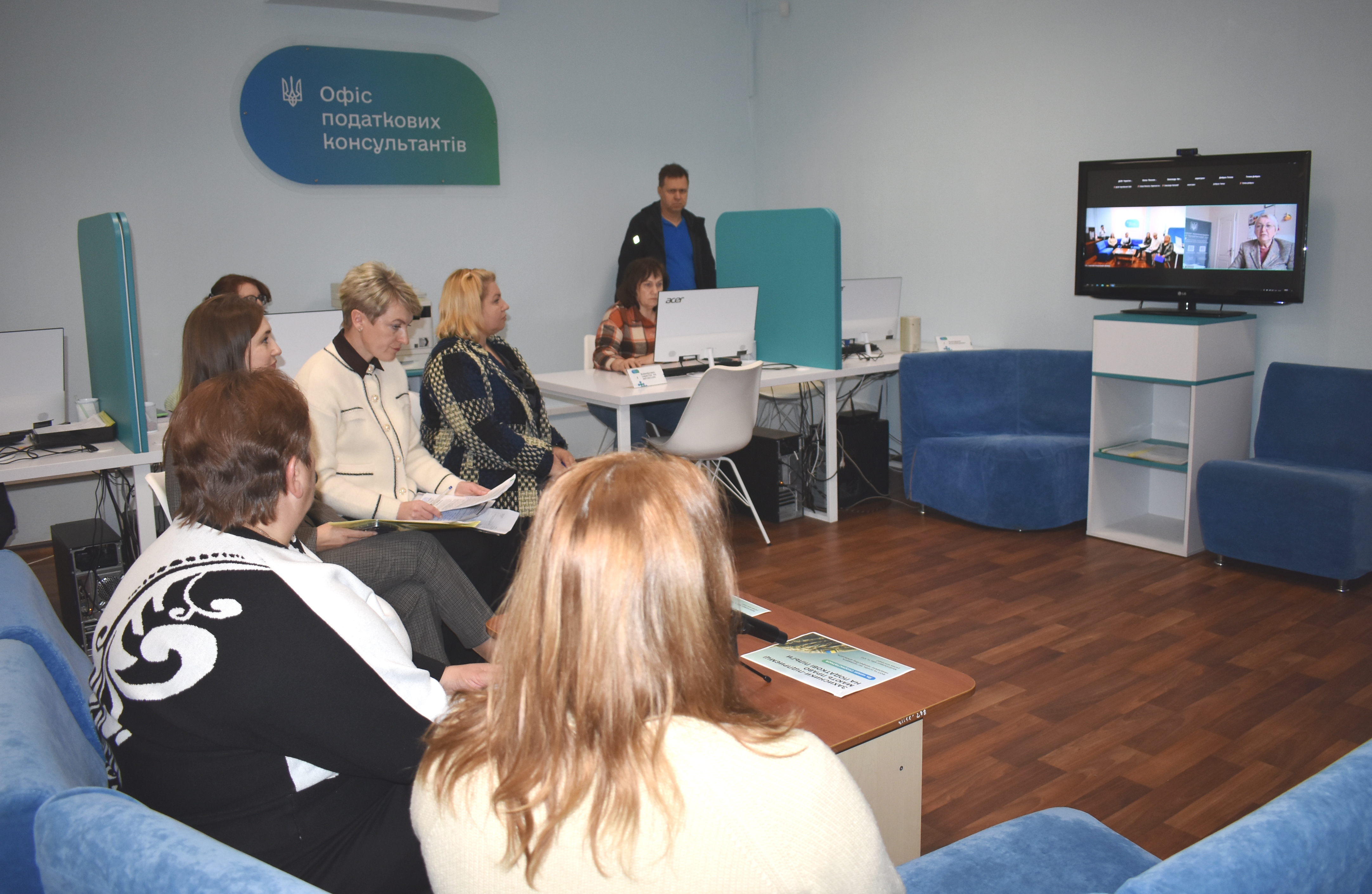 На базі Офісу податкових консультантів відбулась чергова зустріч на платформі «Діалог влади та бізнесу» Чернігівської ОВА. Фото № 1/0